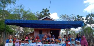 TANAMKAN KONSERVASI ALAM SEJAK DINI, FIP2B DAN TIM PKM-PM MAHASISWA UNSA BENTUK PUSTAKA ANAK LAUT DI DUSUN PRAJAK